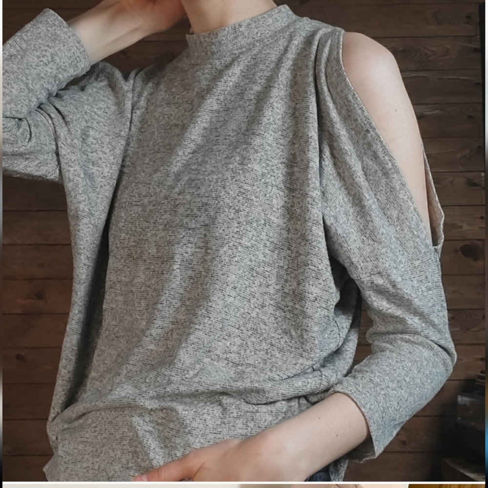 ✨2/$25✨ Caution to the Wind, cold shoulder long sleeve, light sweater, size L